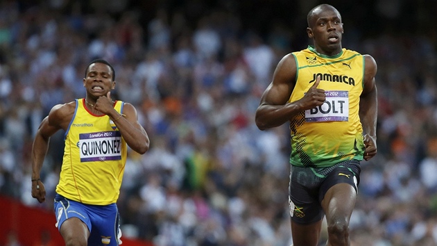 TYPICK OBRZEK. Zatmco Ekvdorec Alex Quionez (vlevo) finiuje ze vech sil, Usain Bolt zvr semifinlovho bhu na 200 m v klidu vyklusv. 