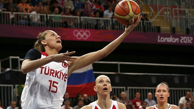 DOSHLA. Tureck basketbalistka Bahar Caglarov doshla na vysok m, rusk soupeky jen pihlej.