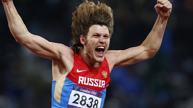ZLAT SKOKAN. Ivan Uchov z Ruska js po olympijskm triumfu ve skoku do vky.