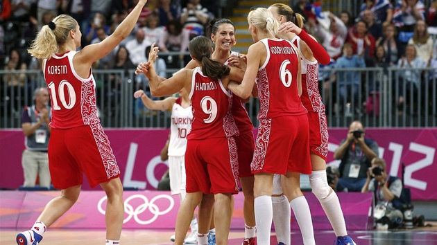 VBORN, HOLKY. Rusk basketbalistky oslavuj vhru nad Tureckem, je jim zajistila postup do olympijskho semifinle.