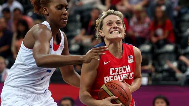 POJ, HANKO! Zkuen esk basketbalistka Hana Horkov (v ervenm) se ve tvrtfinle olympijskho turnaje prodr pod ko Francouzek.