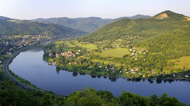 Pohled z Doerellovy vyhlídky. Zákrut Labe u obce Církvice