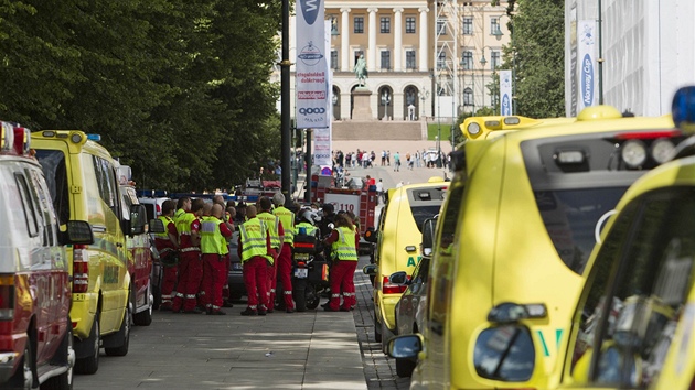 Zchrani a policist bhem poplachu kvli nlezu podezelho pedmtu pod autem americk ambasdy v Oslo (31. ervence 2012)