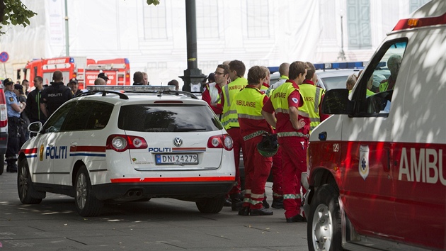 Zchrani a policist bhem poplachu kvli nlezu podezelho pedmtu pod autem americk ambasdy v Oslo (31. ervence 2012)