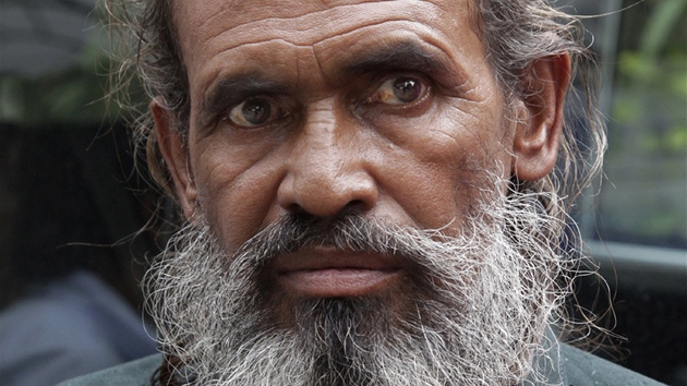 Dvaapadesátiletý Bangladéan Moslemuddin Sarkar po svém návratu do Bangladée