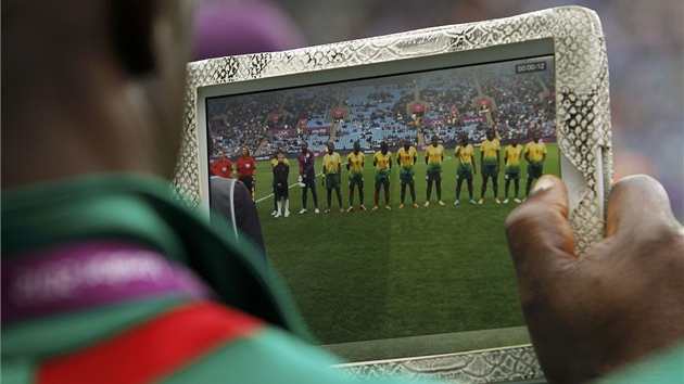 Trenr kamerunskho enskho fotbalovho tmu si fot fotbalistky ped jejich prvnm olympijskm zpasem s Novm Zlandem (31. ervence 2012)