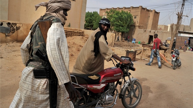 Islamist z Jednotnho hnut pro dihd v zpadn Africe (MUJAO) hldkuj ve mst Gao na severu Mali (16. ervence 2012)