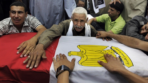 Pbuzn jednoho ze zabitch vojk na Sinaji truchl u jeho rakve (7. srpna 2012)