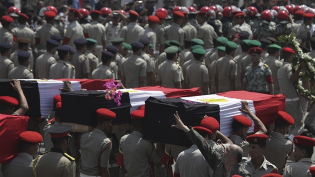 Poheb 16 egyptských voják zabitých ozbrojenci na Sinaji (7. srpna 2012)