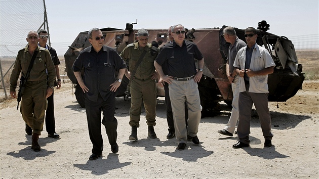 Izraelsk premir Benjamin Netanjahu (tet zprava) a ministr obrahy Ehud Barak (tet zleva) spolen s veliteli izraelsk armdy zkoumaj trosky egyptskho vojenskho stroje, kter ukradli ozbrojenci a najeli s nm do hraninho plotu s Izraelem (6. srpna 20012) 
