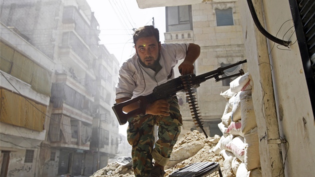 Vojk Syrsk osvobozeneck armdy ve tvrti Salahaddn ve mst Aleppo (7. srpna 2012)