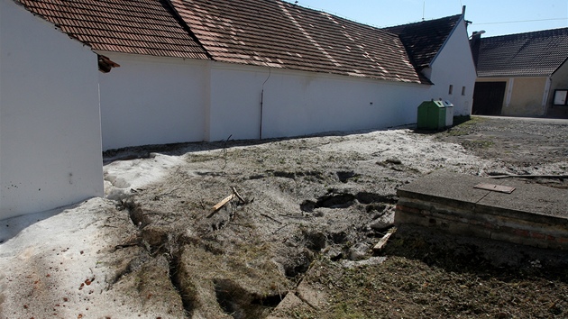 Pozstatky sobotn odpoledn boue s krupobitm byly v Chelicch na Strakonicku patrn jet v nedli. Uprosted vesnice pomalu odtvaly hlubok zvje krup. (5. srpna 2012)