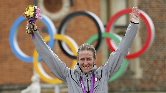 Radost americk cyklistky Kristiny Armstrongov ze zlat medaile za asovku. (1. srpna 2012)