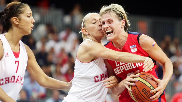 Basketbalistka Hana Horkov pi souboji s Chorvatkou Andjou Jelaviovou (1. srpna 2012)
