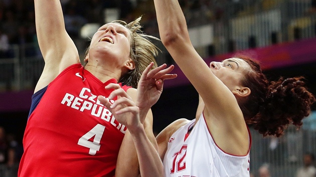 Basketbalistka Jana Vesel pi podkoovm souboji s Chorvatkou Ivou Sliskoviovou (1. srpna 2012)
