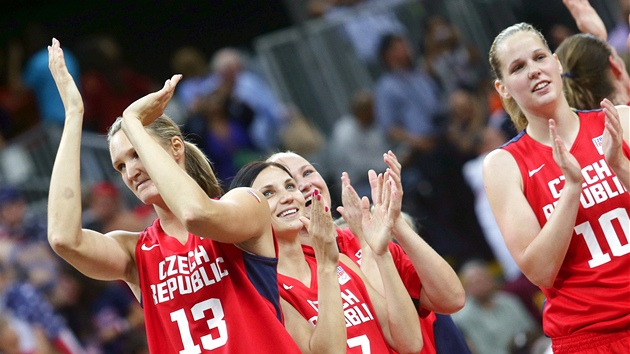 esk basketbalistky se raduj po vtzstv nad Chorvatkami. (1. srpna 2012)
