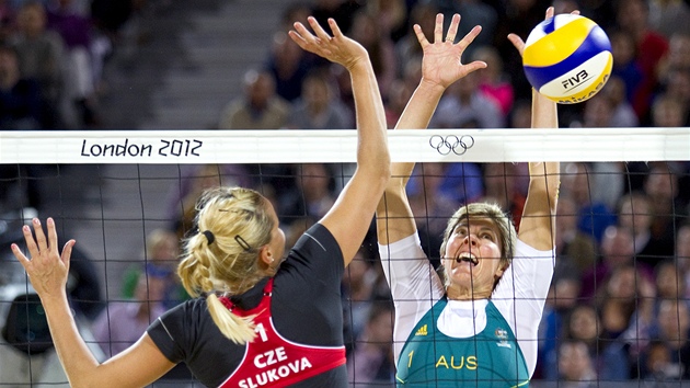 esk beachvolejbalistky Markta Slukov a Kristna Kolocov porazily v olympijskm turnaji australsk pr Cookov, Hinchleyov a zajistily si postup do osmifinle (1. srpna 2012).