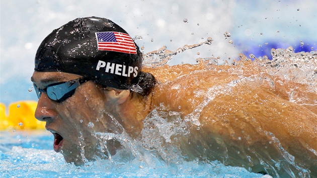 Americký plavec Michael Phelps v semifinále polohového závodu na 200 metr (1....