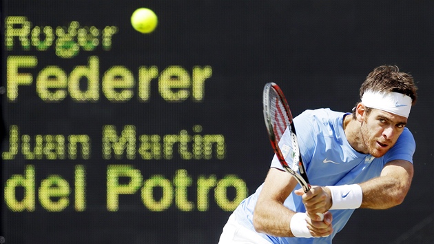 Argentinec Del Potro pi utkání se výcarem Rogerem Federerem (3. srpna 2012)