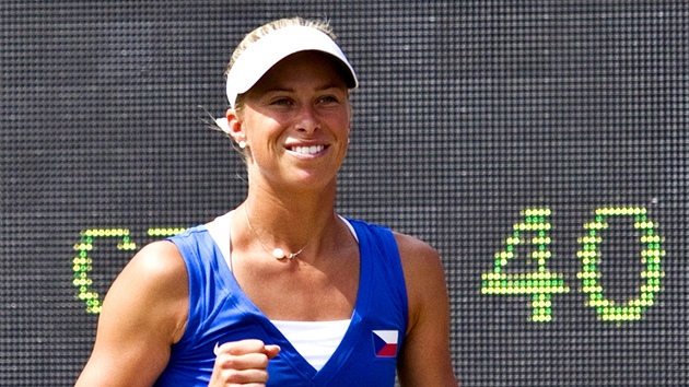 Andrea Hlaváčková při utkání s prvním nasazeným párem z USA Liezel Raymondovou a Lisu Huberovou (3. srpna 2012)