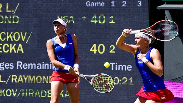 Lucie Hradecká (vpravo) a Andrea Hlaváčková při utkání s prvním nasazeným párem z USA Liezel Raymondovou a Lisu Huberovou (3. srpna 2012)
