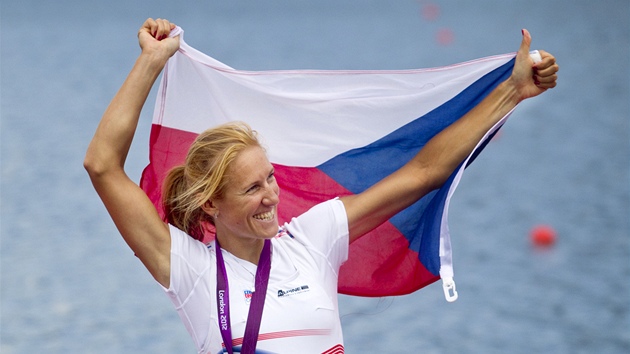 ZLATO! Skifařka Mirka Knapková zvítězila v olympijském závodu s drtivou převahou. (4. srpna 2012)