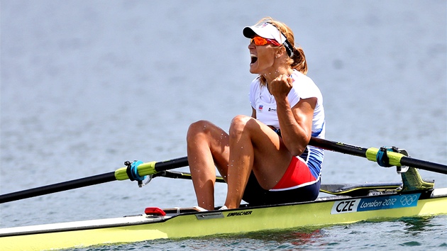 SÍLA. Přes problémy s mezižeberním svalem si skifařka Mirka Knapková dojela pro zlato. (4. srpna 2012)