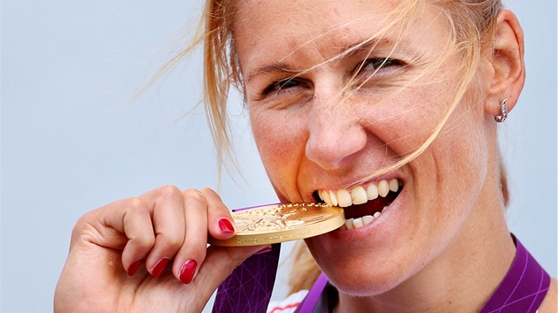 ZLATO. Skifařka Mirka Knapková se zlatou olympijskou medailí. (4. srpna 2012)
