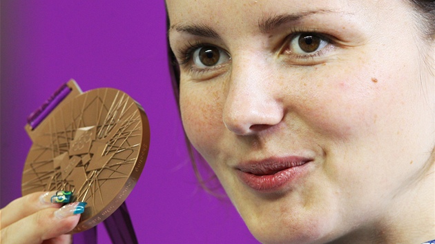 MEDAILE. Adla Skorov pzuje s bronzovou olympijskou medail v Londn (4. srpna 2012)