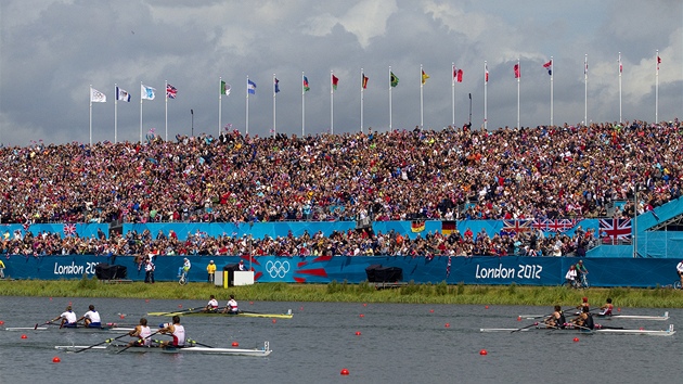 Tribuny v Eton Dorney zaplnily tisíce fanouk. (4. srpna 2012)