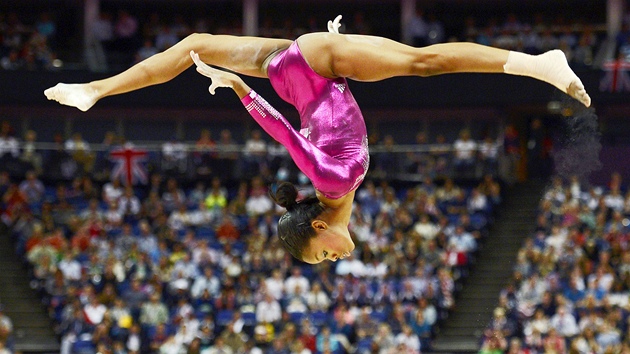 Americk gymnastka Gabrielle Douglasov pi sv olympijsk sestav na kladin (2. srpna 2012)