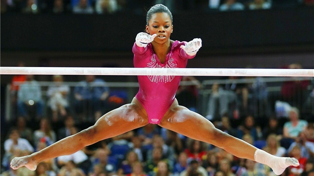 Americk gymnastka Gabrielle Douglasov pi sv olympijsk sestav na hrazd (2. srpna 2012)
