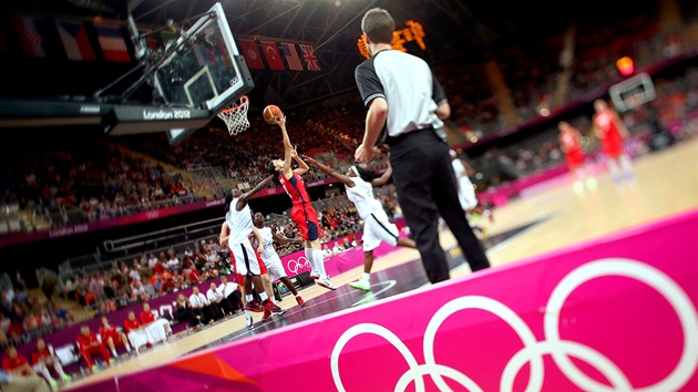 esk basketbalistky porazily Angolu 82:47. (5. srpna 2012)