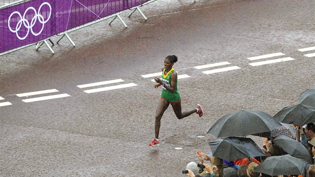 Etiopanka Tiki Gelanaov si v londn dobhla pro olympijsk zlato z maratonu. (5. srpna 2012)