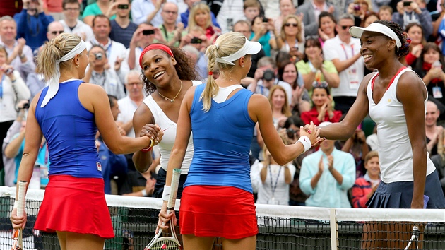 JSTE LEP. esk tenistky Lucie Hradeck (vlevo) a Andrea Hlavkov blahopej olympijskm vtzkm Seren a Venus Williamsovm z USA. (5. srpna 2012)
