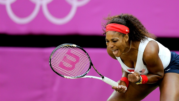 Serena Williamsová se raduje z vítězství v ženském olympijském deblu. Se svou sestrou Venus porazily český pár Hlaváčková - Hradecká. (5. srpna 2012)