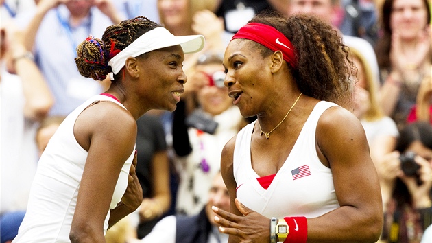 Sestry Venus (vlevo) a Serena Williamsovy se raduj z vtzstv v enskm deblu. (5. srpna 2012)