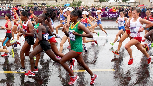 ensk olympijsk maraton vyhrla Etiopanka Tiki Gelanaov (uprosted v zelenm), eka Ivana Sekyrov dobhla pi sv premie na hrch na 67. pozici. (5. srpna 2012)