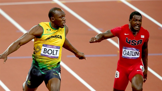 ZLAT FINI. Jamajsk sprinter Usain Bolt s pehledem vyhrl zvod na 100 metr, Amerian Justin Gatlin dobhl tet. (5. srpna 2012)