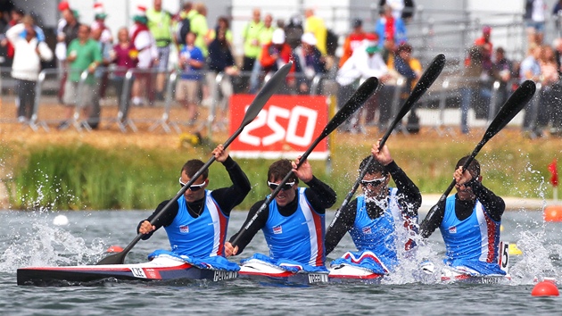 et rychlostn kajaki Daniel Havel, Luk Trefil, Josef Dostl a Jan trba pi olympijsk kvalifikan jzd (7. srpna 2012)
