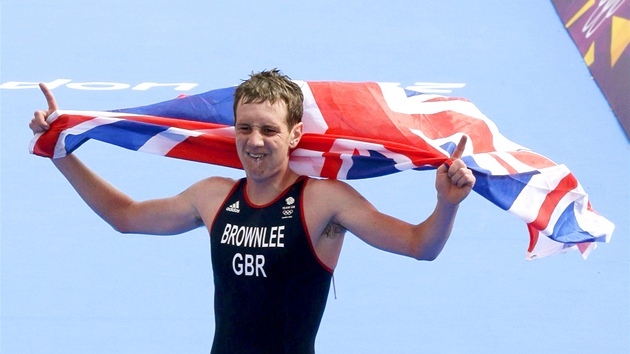 V CÍLI. Brit Alistair Brownlee si vychutnává vítězství v mužském triatlonu. (7. srpna 2012)
