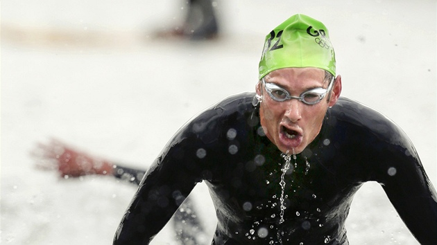 Brit Stuart Hayes vylz z vody pi finlovm zvodu muskho triatlonu. (7. srpna 2012)