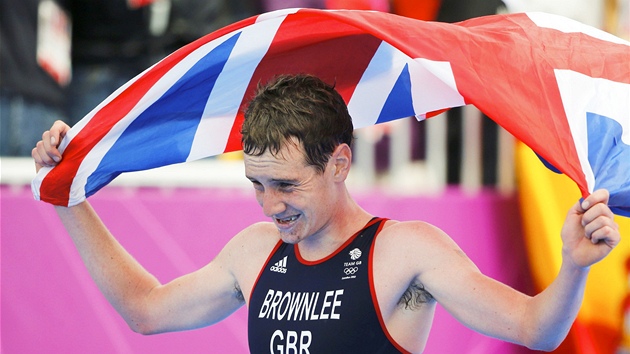 VÍTĚZ. Pro zlatou medaili si doběhl domácí triatlonista Alistair Brownlee. (7. srpna 2012)