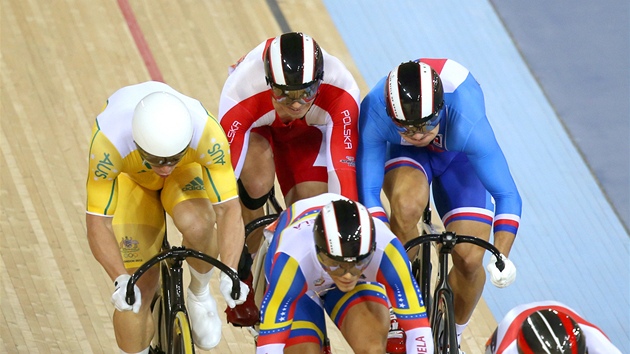 Drhov cyklista Denis pika (v modrm) vypadl v keirinu hned v prvnm kole. (7. srpna 2012)