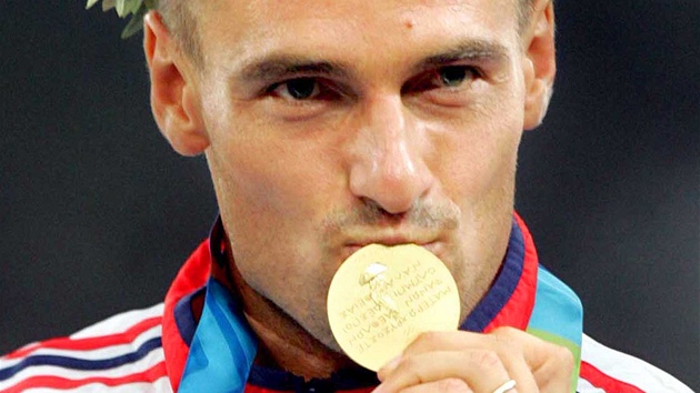 ATNY. Roman ebrle si z ecka odvezl zlatou olympijskou medaili. (25. srpna 2004)