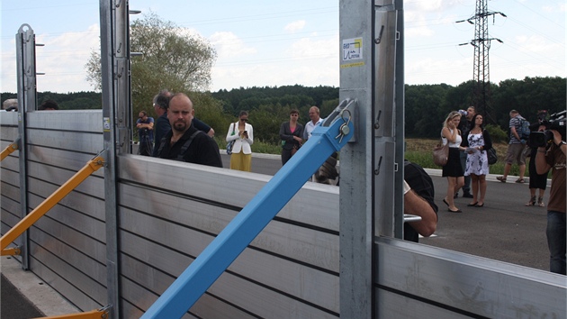 Skladi�t� protipovod�ových zábran Dube�