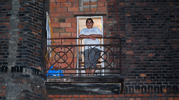 Stavební úřad vyčítá i nebezpečné balkony. Romové proto chtějí vchody k balkonům zazdít. (4. srpna 2012)