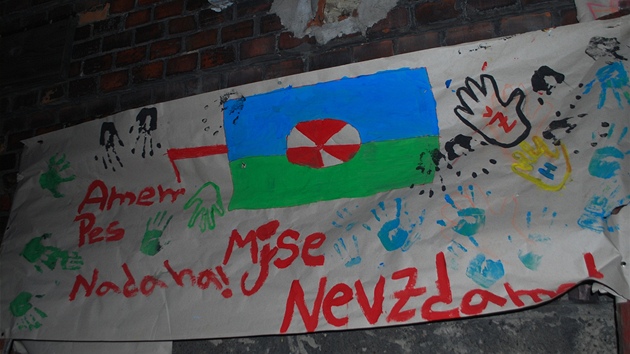 Děti v sobotu vyrobily několik transparentů proti vystěhování z Přednádraží. (4. srpna 2012)