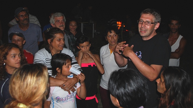 Oldřich Roztočil oznamuje Romům, že od půlnoci nesmějí v domech na Přednádraží bydlet. (4. srpna 2012)