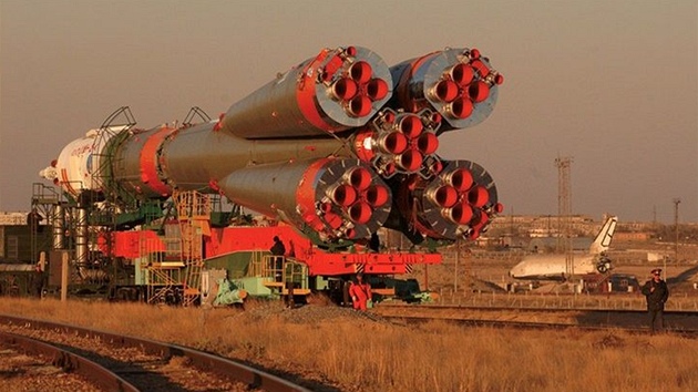 Nosná raketa Proton-M s telekomunikační družicí putuje na rampu.